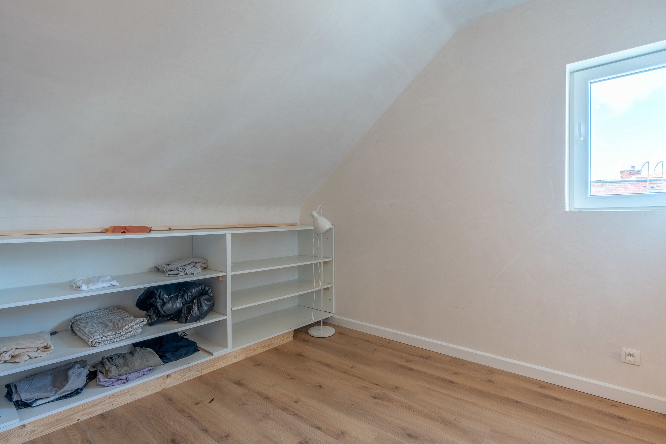 Recent gerenoveerde woning met 4 slpks en zij-ingang! foto 22