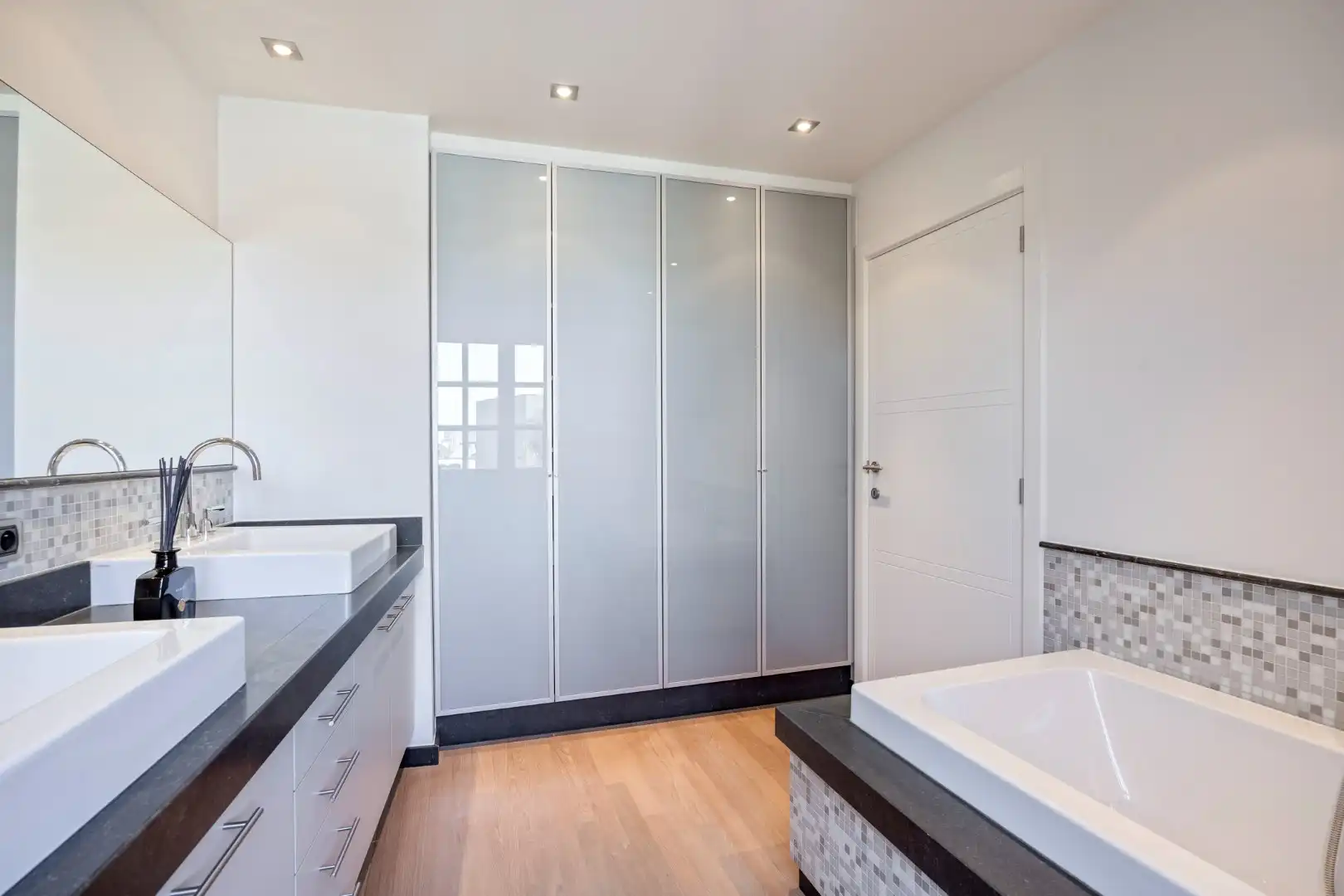 Ruime handelswoning met terras, dubbele garage en 2 parkeerplaatsen in Mol-centrum ! foto 11