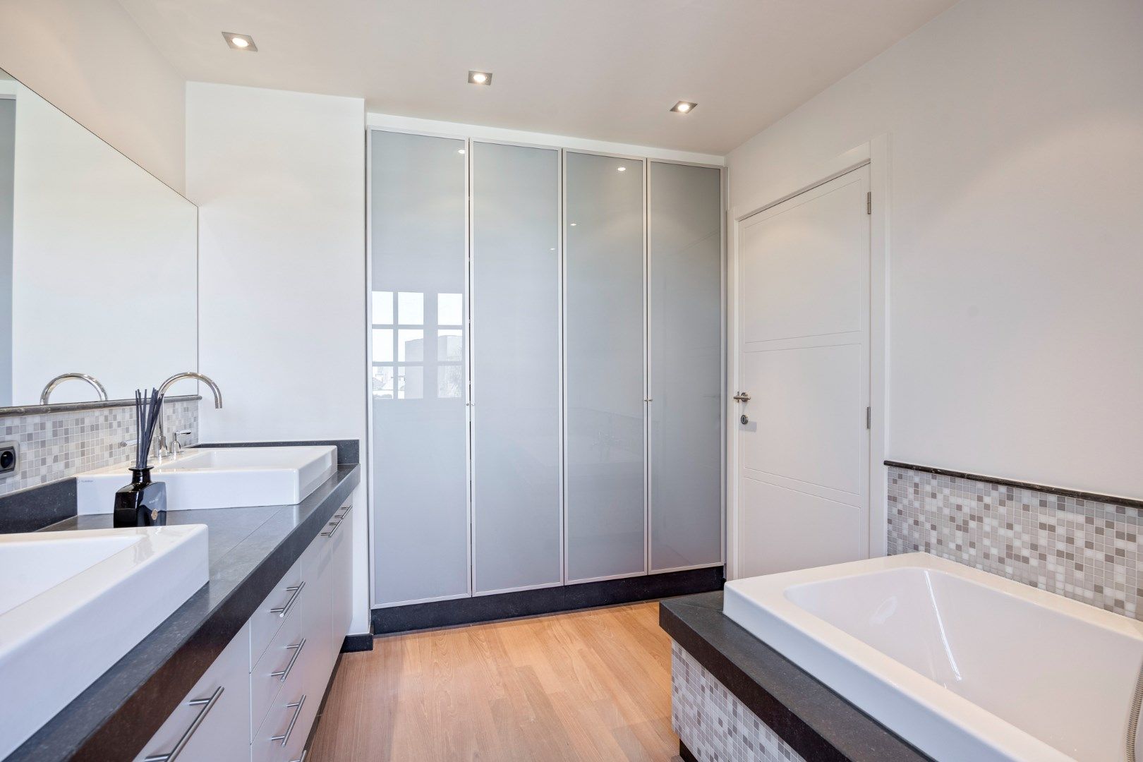 Ruime handelswoning met terras, dubbele garage en 2 parkeerplaatsen in Mol-centrum ! foto 12