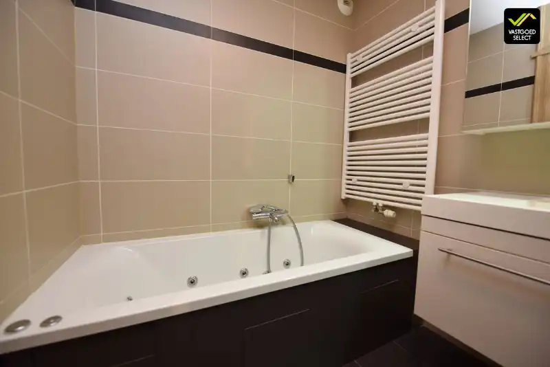 Te huur: Appartement met 2 ruime slaapkamer, parkeerplaats en garage foto 10