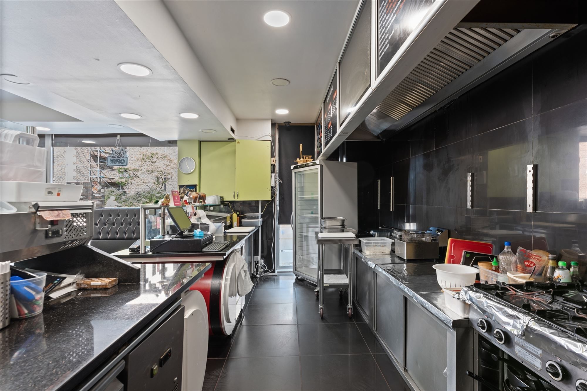 RUIM HANDELSPAND MET GOEDE VISIBILITEIT IN KOERSEL CENTRUM foto 9