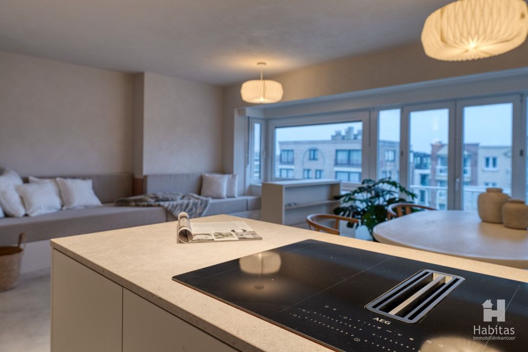Subliem gerenoveerd, volledig nieuw gemeubeld en verrassend ruim appartement foto 4