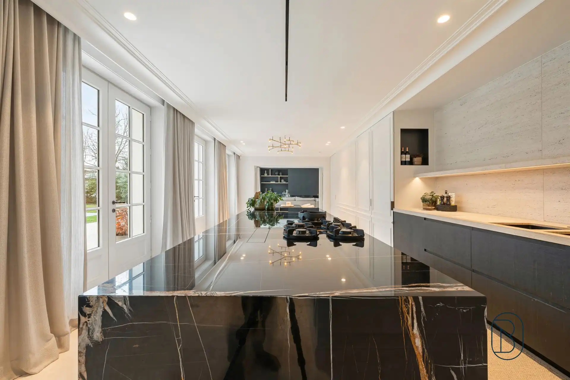Prachtig afgewerkte franse villa met bijgebouw en zwembad foto 20