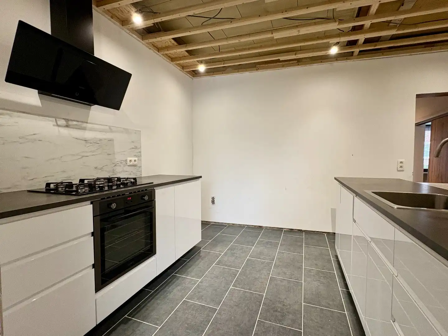 Starterswoning te koop in Heule met conforme elektriciteit foto 4