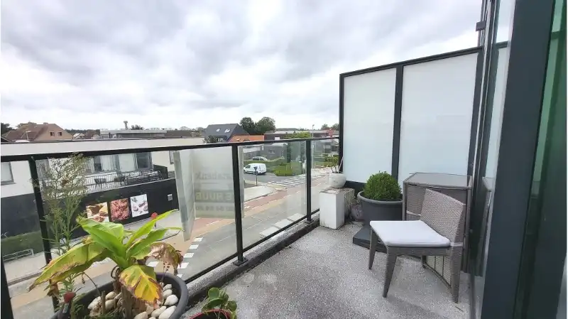 Instapklare 2-slaapkamerduplex met terras en carport te huur in Sijsele Damme foto 12