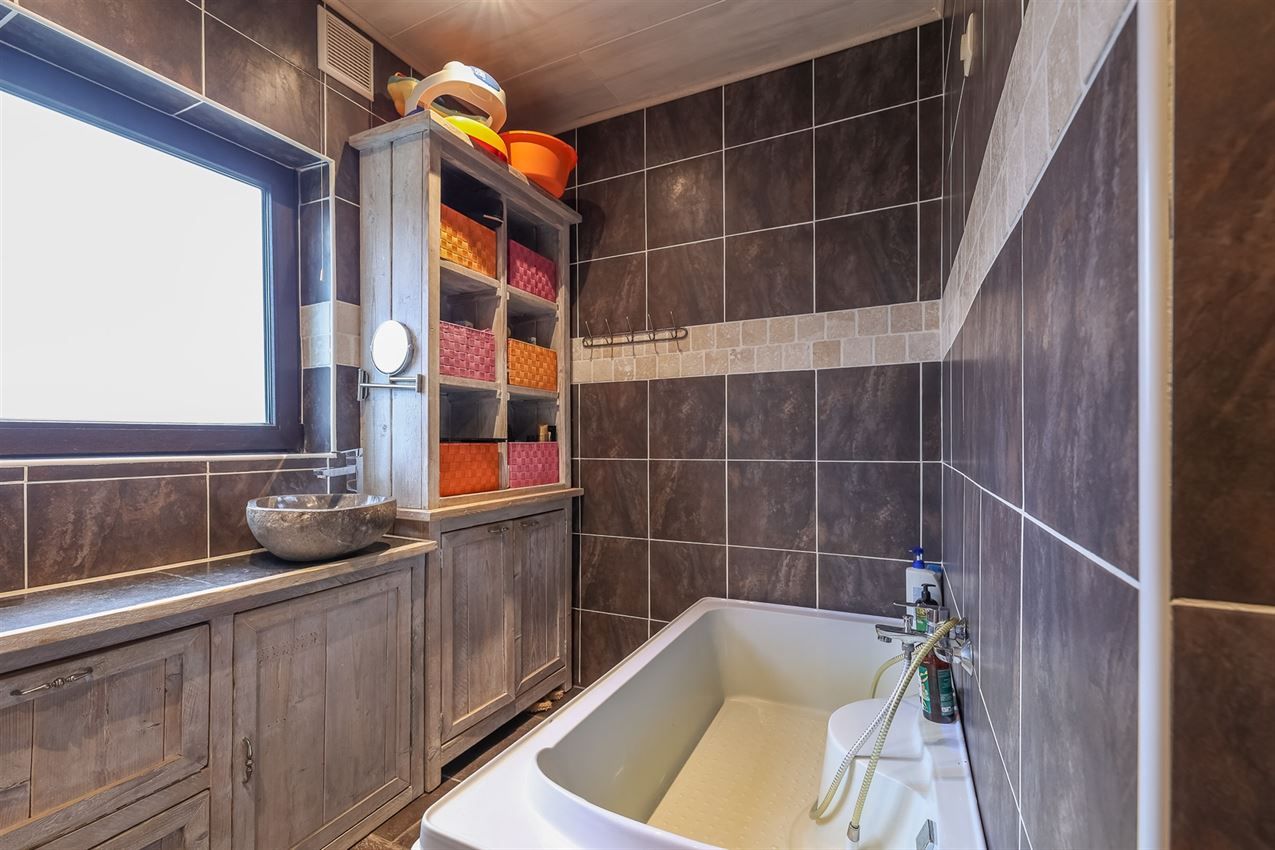 Rustig gelegen woning met weiland en stallen foto 16