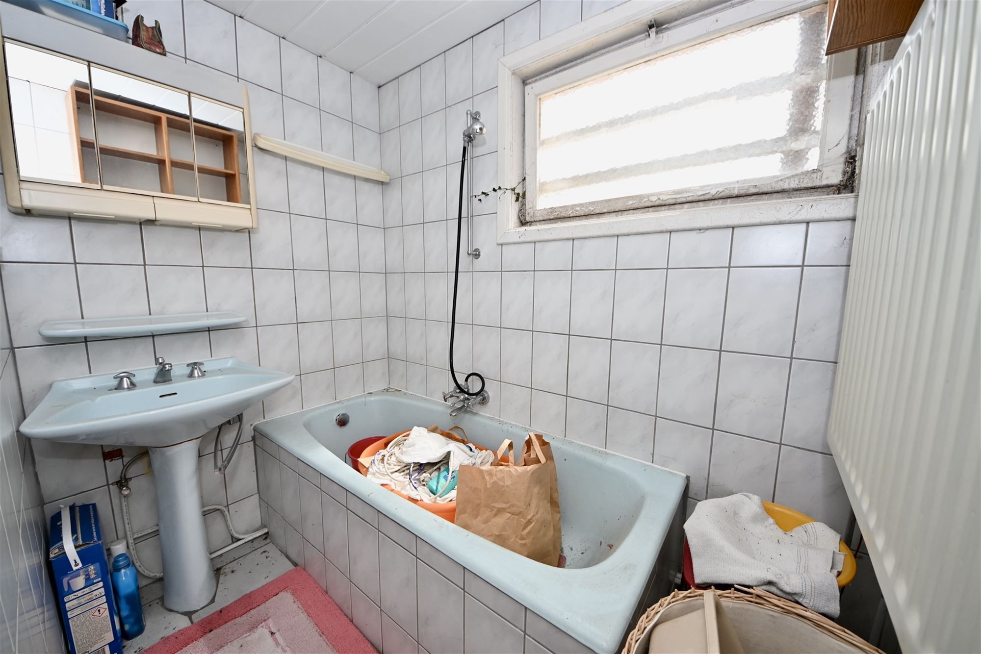 Te renoveren woning met 2 (mogelijk 3) slaapkamers en tuin. foto 10