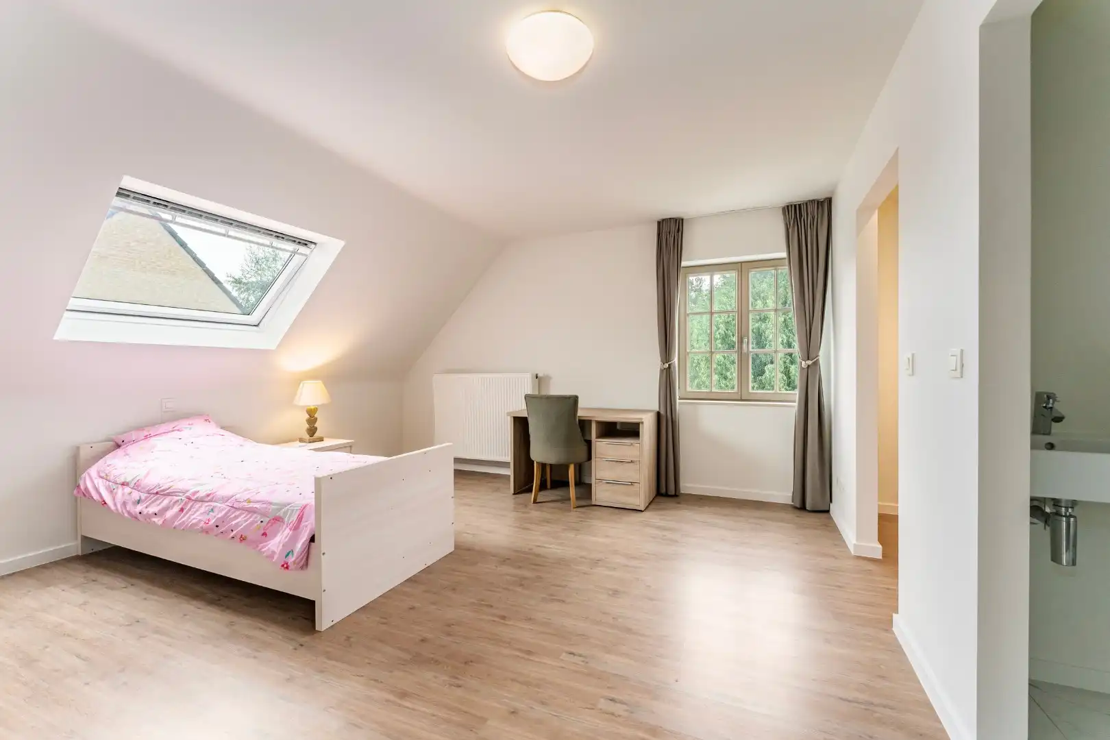 Exclusief gerenoveerde vrijstaande villa in rustige en residentiële omgeving foto 24
