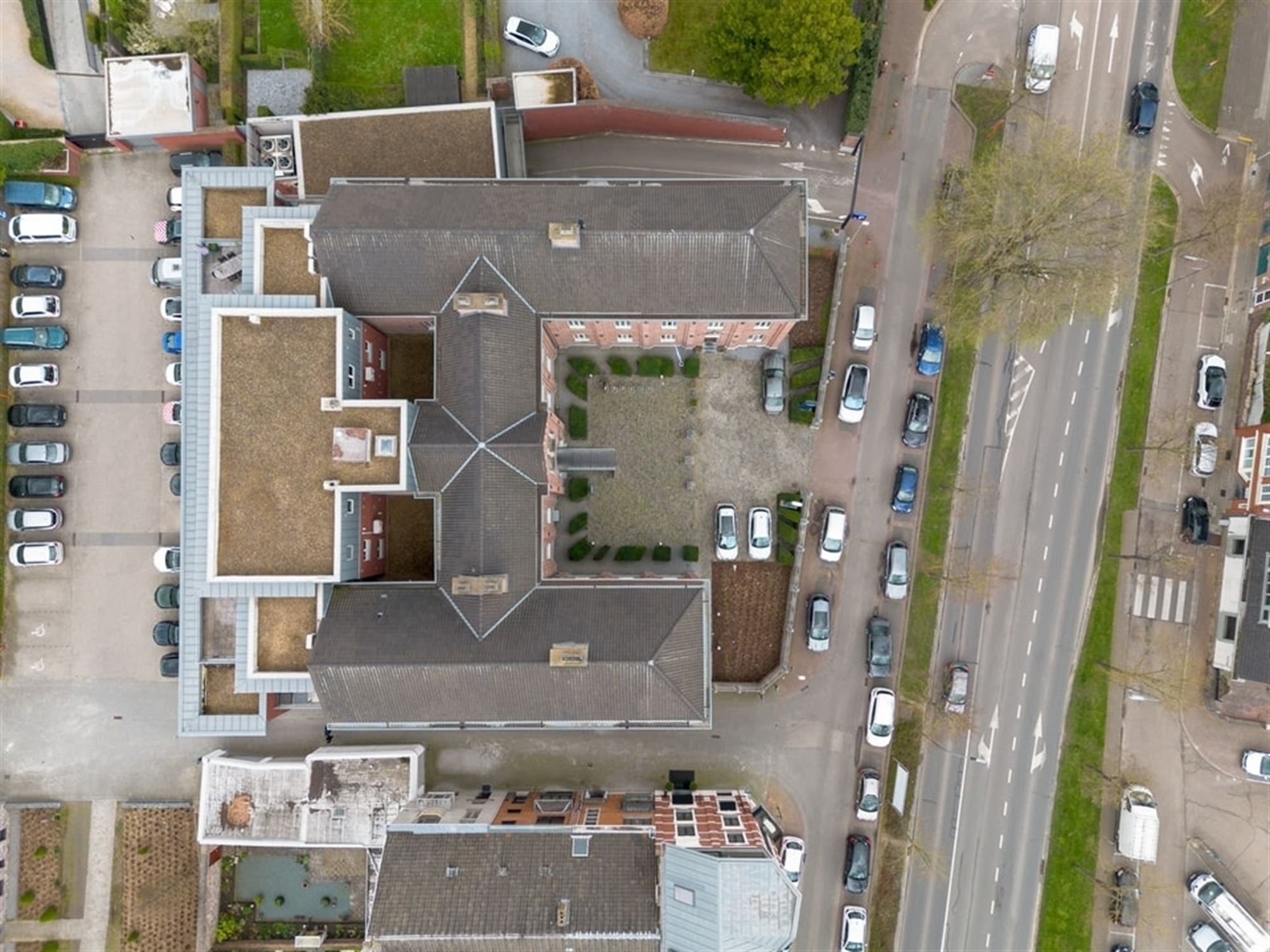 LUXUEUS APPARTEMENT VAN 365M² MET AFWERKING VAN HOOGSTE KWALITEIT IN TONGEREN foto 4