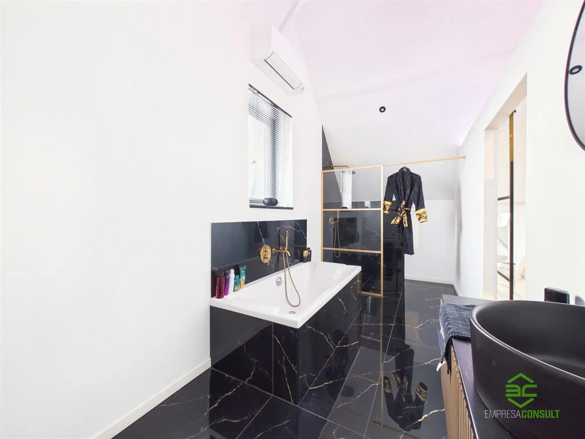 Instapklare gerenoveerde woning met zwembad op 22a 82ca! foto 23