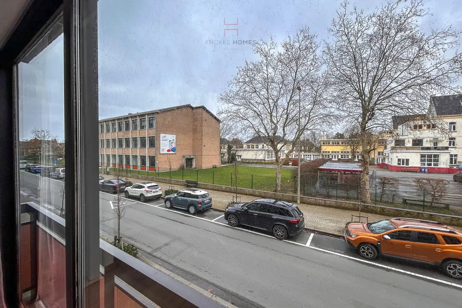 Ongemeubeld twee slaapkamer appartement in de Piers De Raveschootlaan te Knokke. foto 5