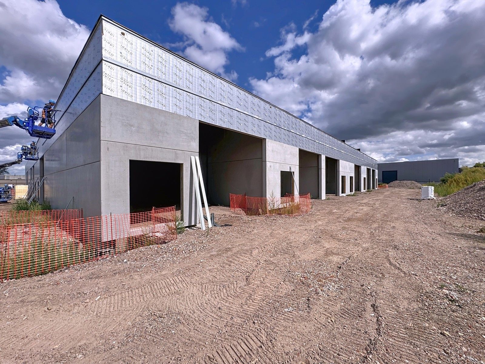 Laatste KMO-units te koop: "NB MAGAZIJN" (167 m²) inclusief 2 private PARKEERPLAATSEN op industriezone "De Schatting" te Zedelgem foto {{pictureIndex}}