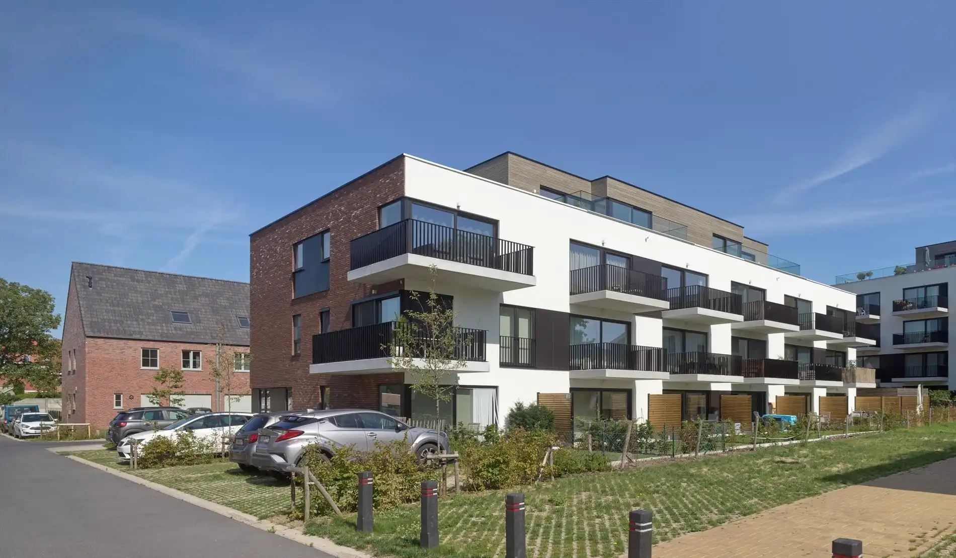 Verzorgd appartement met twee slaapkamers - terras - staanplaats - berging foto 3