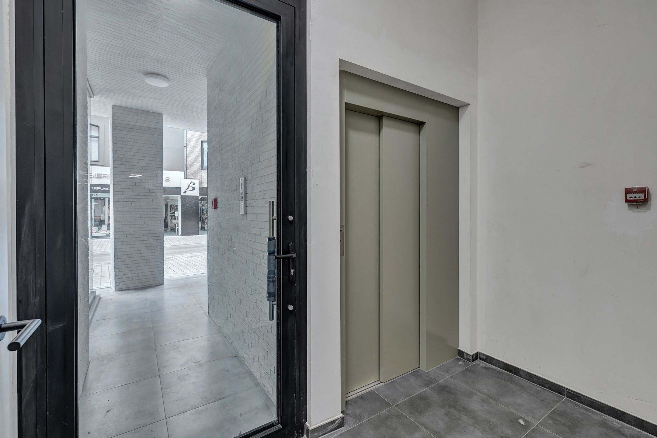 Opbrengsteigendom met 3 appartementen en handelsgelijkvloers foto 2