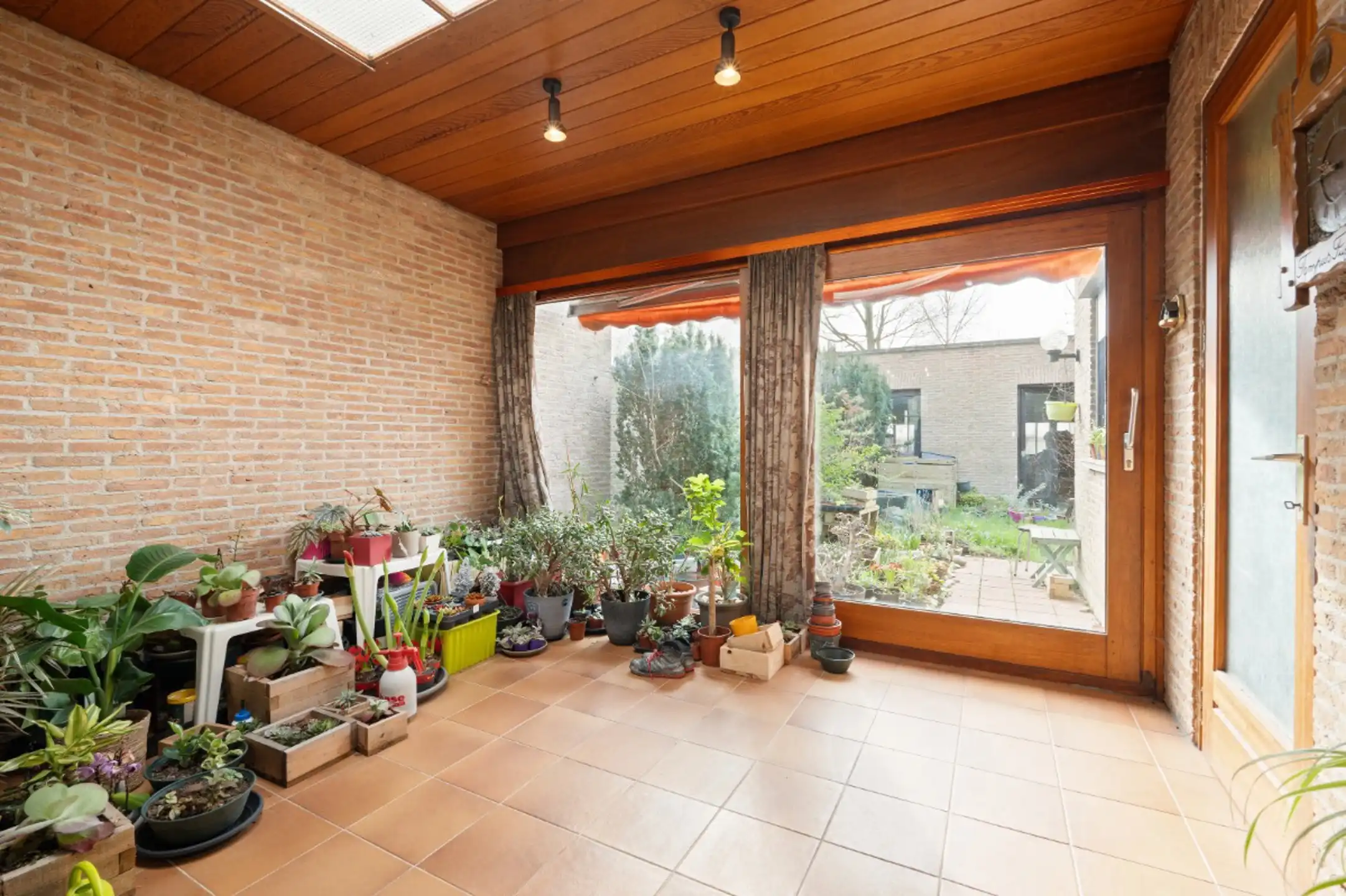 Centraal gelegen burgerwoning met garage en ruime tuin foto 10