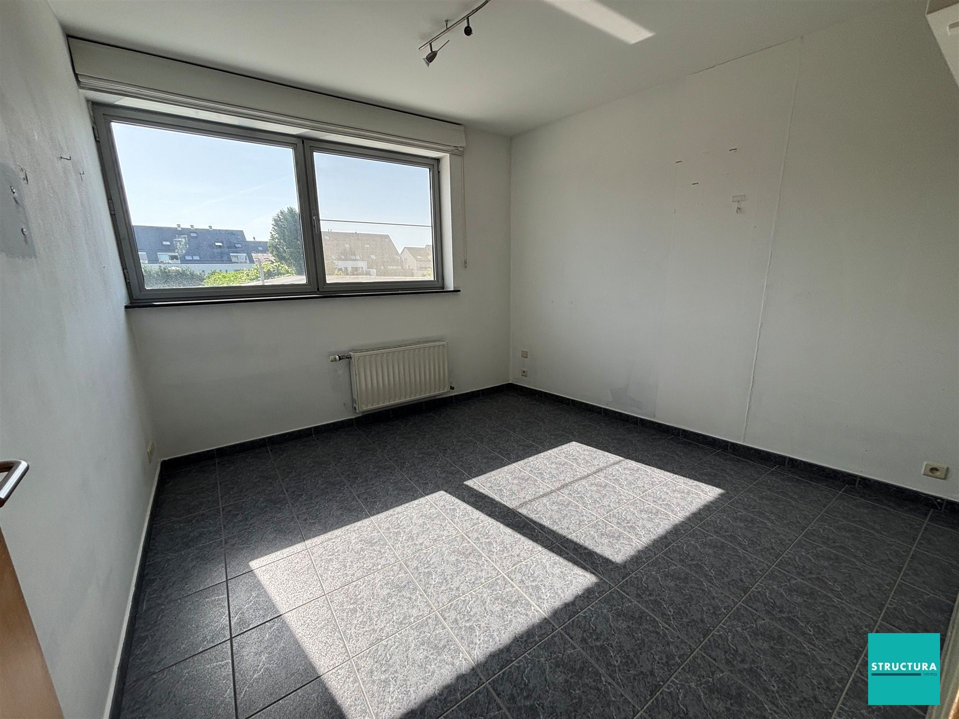 Appartement met 3 kamers en ruime garage in centrum Merchtem foto 9