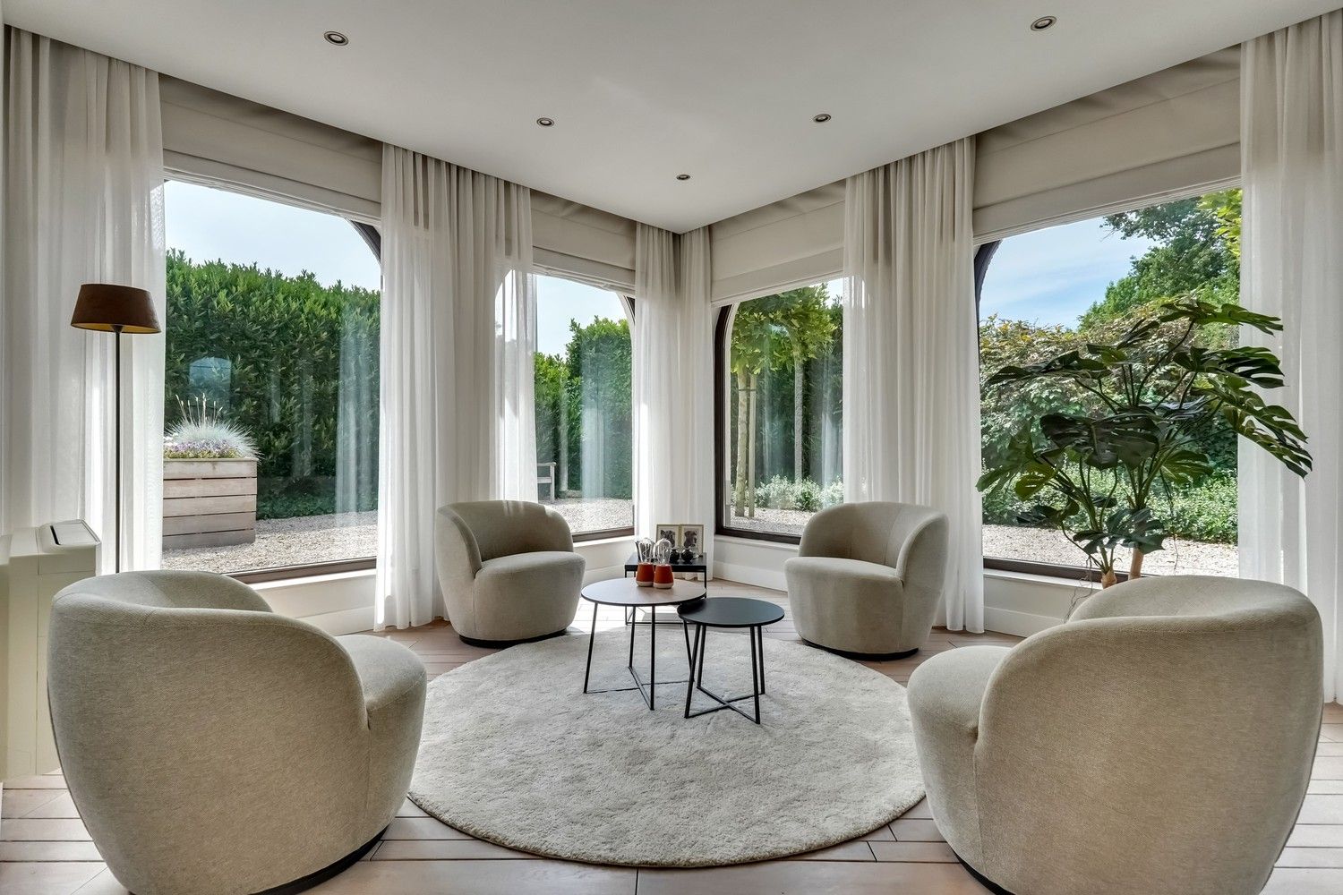 Uitstekend gelegen, gerenoveerde villa op 10a foto 13