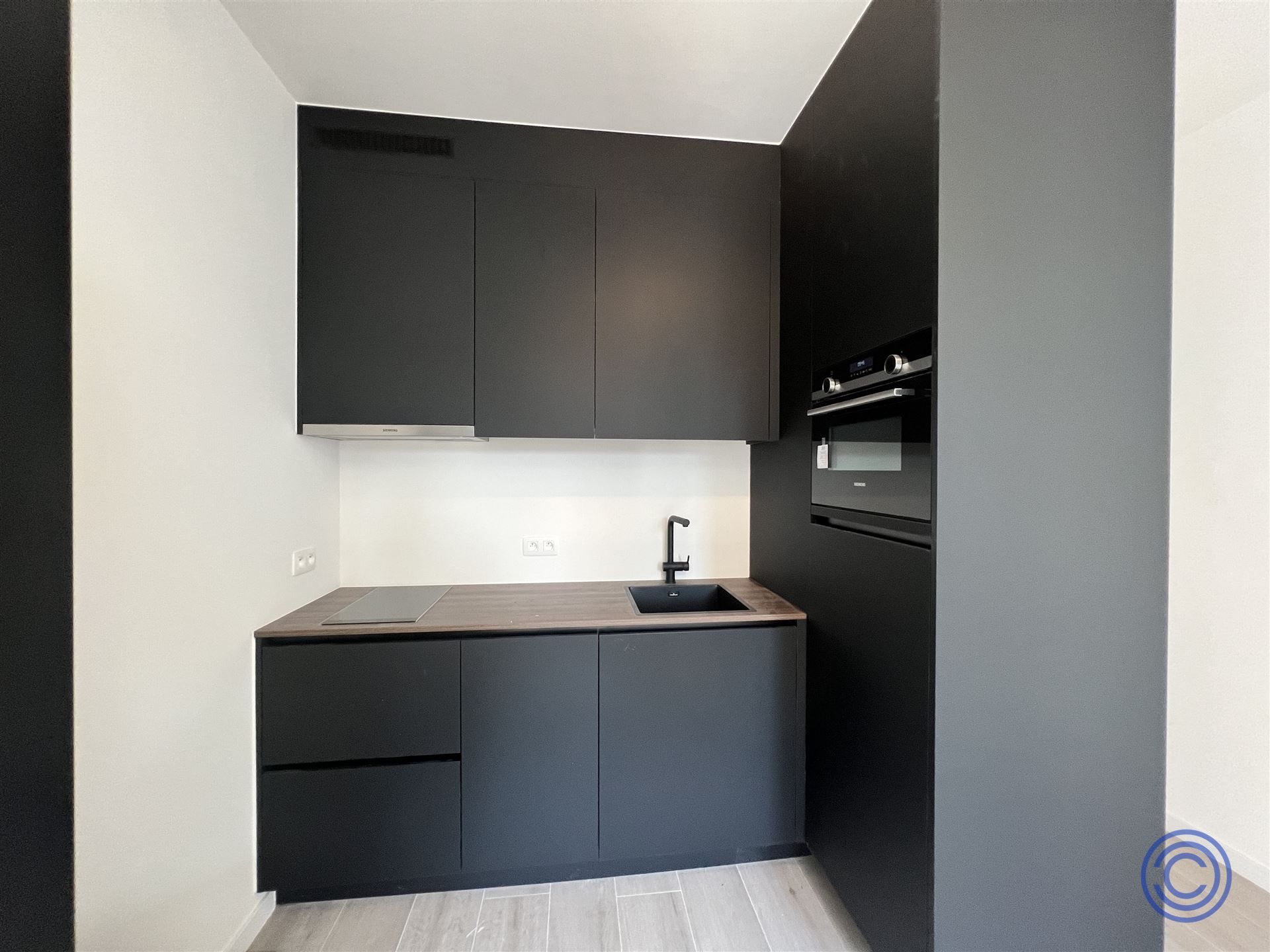 OPBRENGST:18 gerenoveerde studio's + kelder! foto 24