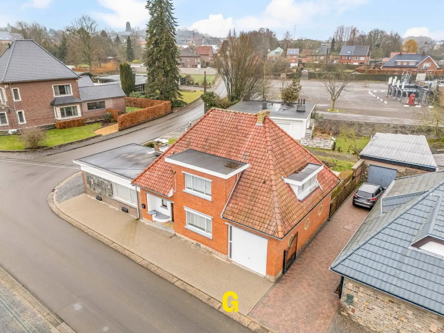 Hoofdfoto van de publicatie: Te renoveren vrijstaande woning met drie a vier slaapkamers op 3a 58ca, vlak bij het centrum van Hoeselt