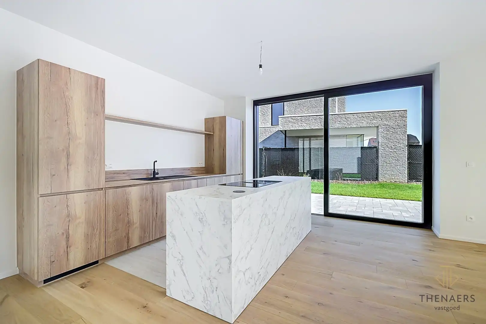 Strakke en luxueus gerenoveerde open bebouwing met hoogwaardige afwerking en EPC A in Wilderen. foto 9