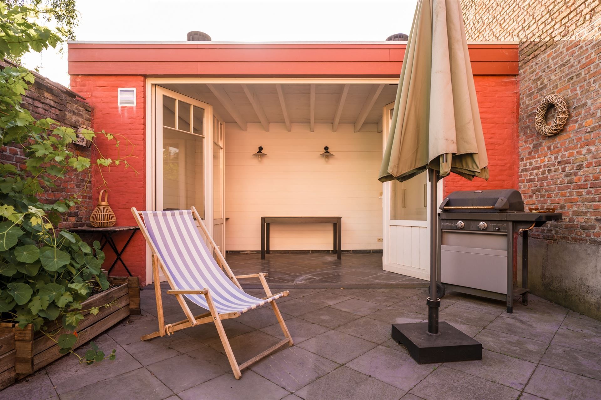 Karaktervolle woning met 3 slpks en tuin met uniek buitenhuis foto 24
