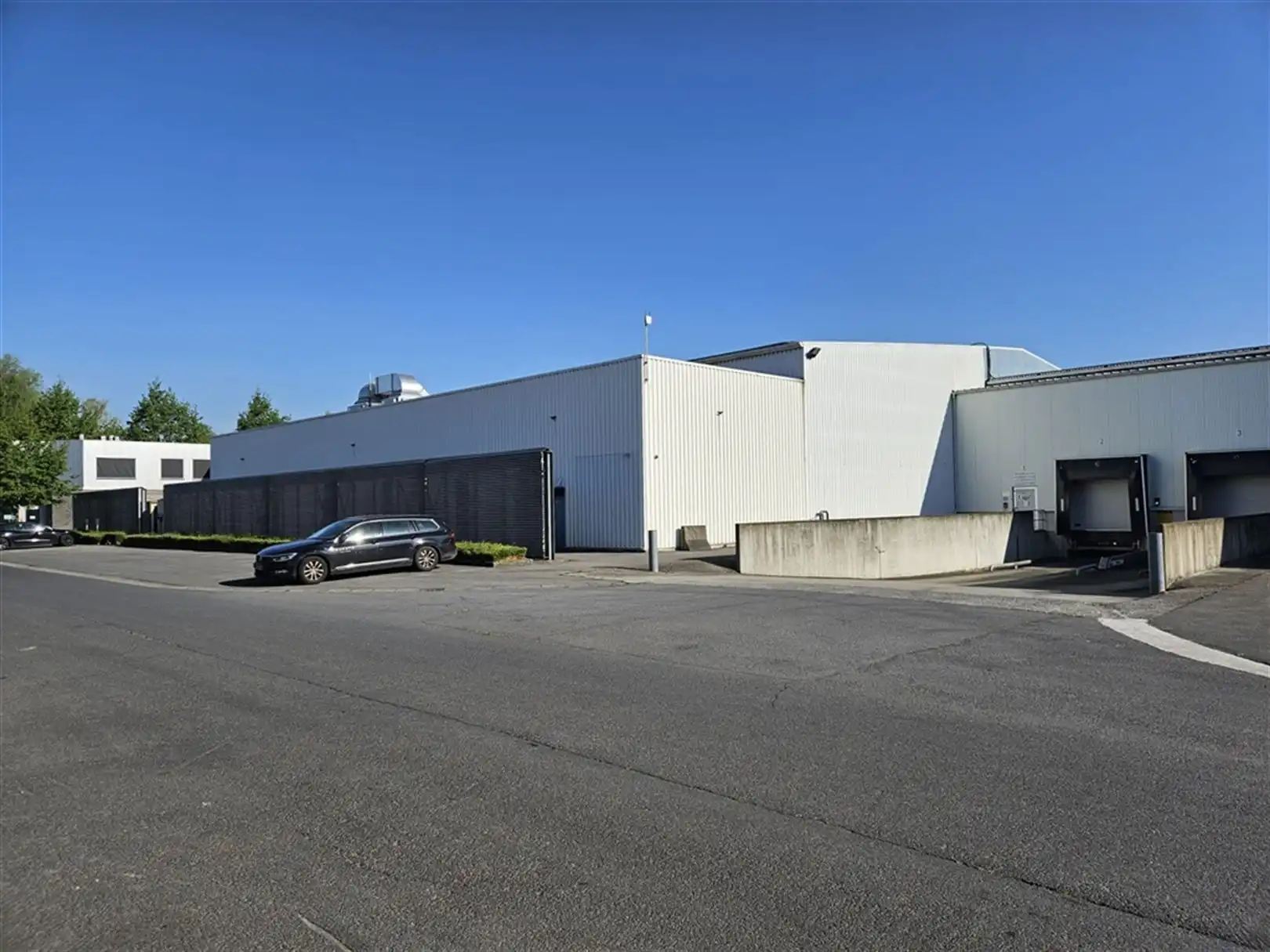 Magazijn met laad- en loskades en kantoren nabij R4 foto 2