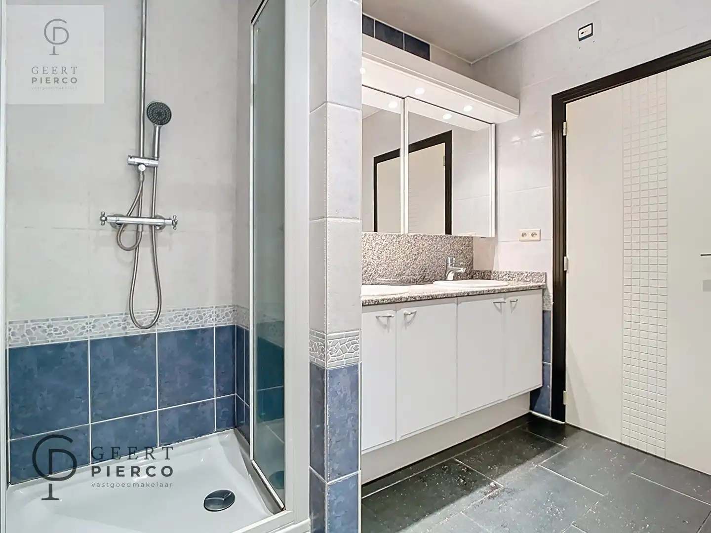 Ruime bungalow met drie slaapkamers en inpandige garage op een perceel van 10a37ca. foto 23