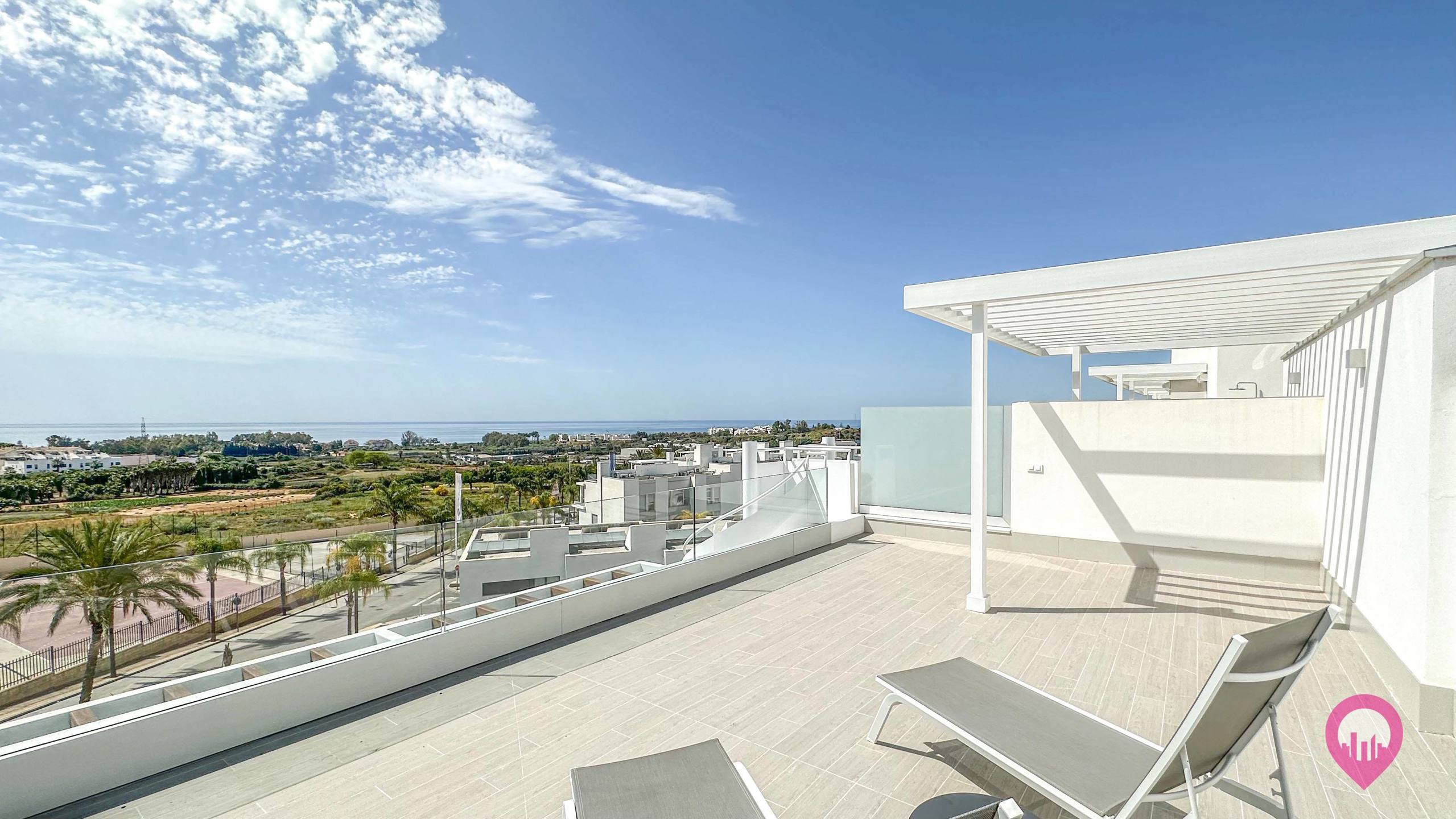 Luxe duplex penthouse met panoramisch dakterras in luxe resort te Marbella foto 18