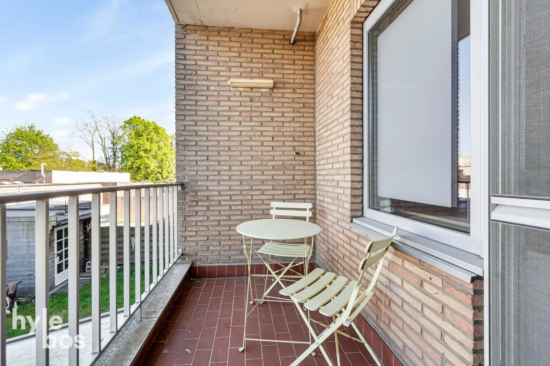 Ruim lichtrijk hoekappartement met garage foto 19