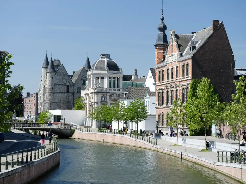 Hoofdfoto van de publicatie: Te renoveren woning (163 m²) op een absolute toplocatie aan het water