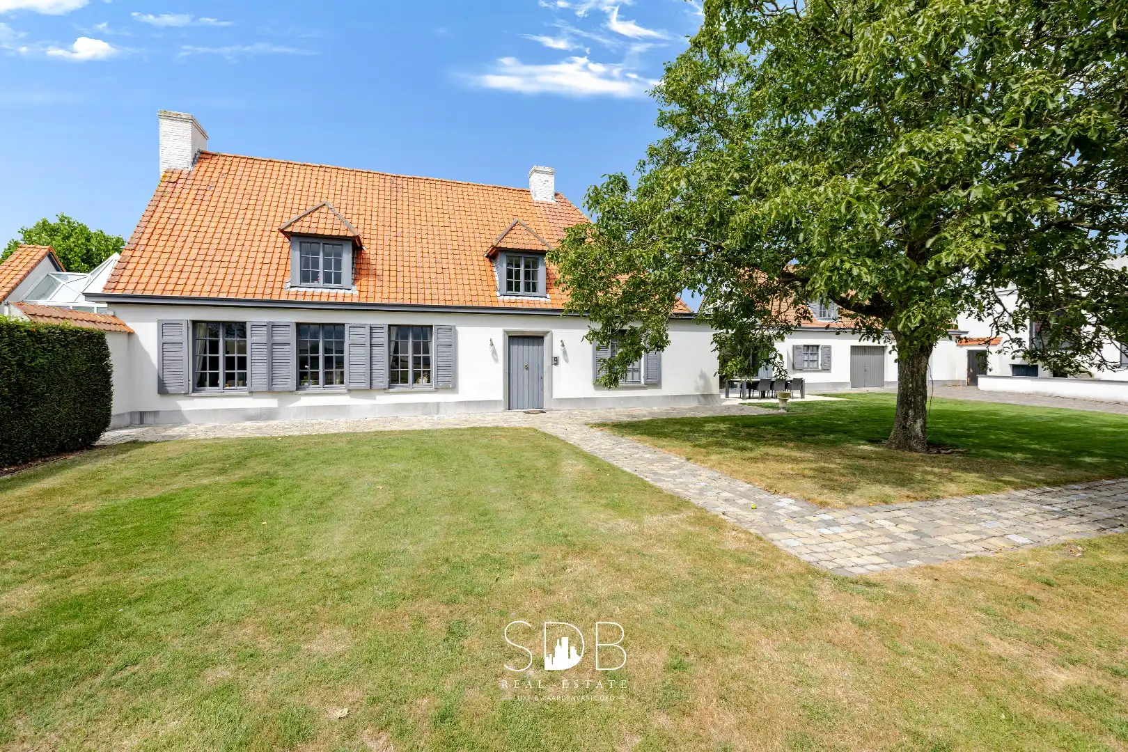 Hoofdfoto van de publicatie: Landelijke villa met bijgebouwen en graslanden op 23.740m²