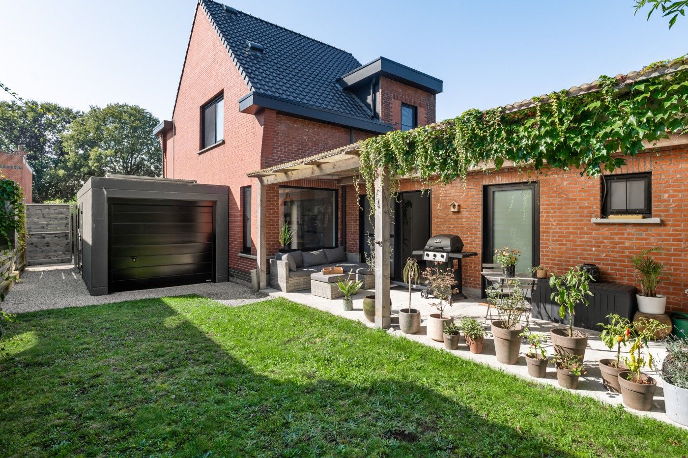 Hippe, vrijstaande woning met 2 grote slpk., garage en tuin foto 25