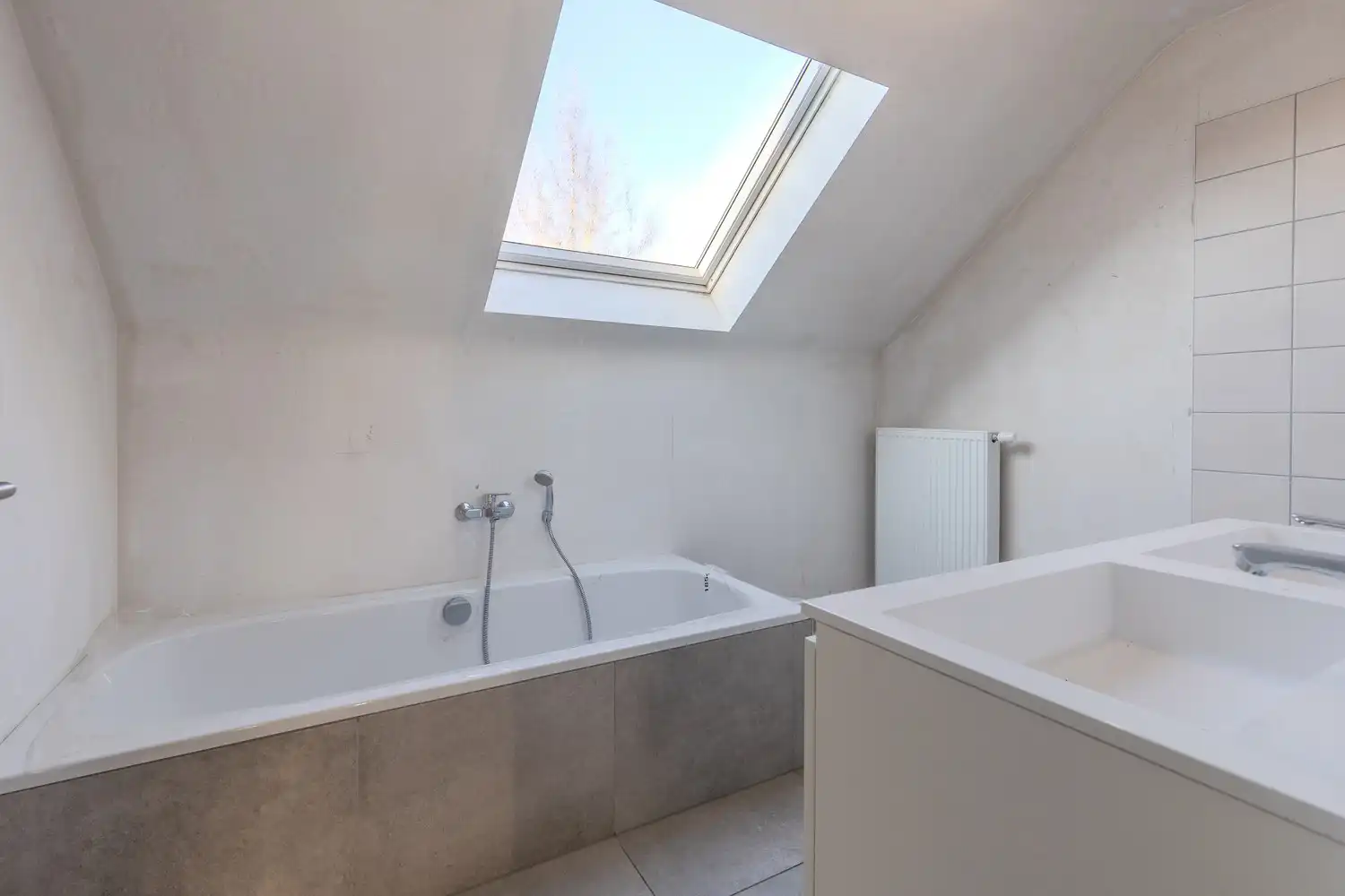 Hedendaagse nieuwbouwwoning met drie slaapkamers op rustige ligging in Neeroeteren foto 15