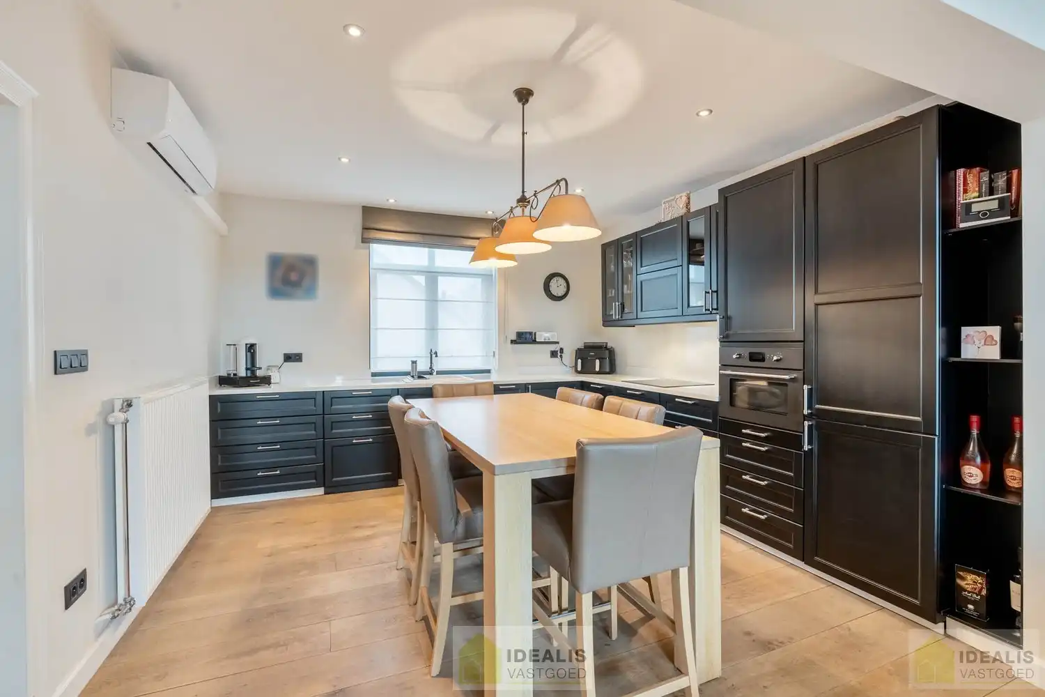 IDEALIS VASTGOED - “Het Brouwershof”, een prachtig pand met een rijke geschiedenis gelegen op het Itterplein op een unieke locatie!! Dit handelspand, een voormalige brasserie, omvat maar liefst ca.420m² bruikbare oppervlakte en is momenteel ingericht als horecazaak met een ruime brasserie met knappe bar, aansluitend volledig uitgeruste keuken, stijlvol ingerichte sigarenkamer, achterliggend een grote feestzaal,  en een ruim afgesloten terras met overdekte lounge. Daarnaast wordt ook het gerenoveerde duplex appartement, gelegen op de 1ste en 2de verdieping van maar liefst ca.155m² bewoonbare oppervlakte en voorzien van een ruime woonkamer met aansluitend keuken, badkamer voorzien van bad en douche, 3 slaapkamers en ruim dakterras aangeboden. Uiterst geschikt voor kandidaten op zoek naar een handelspand met woonst op een toplocatie midden in hartje Opitter, Bree! foto 26