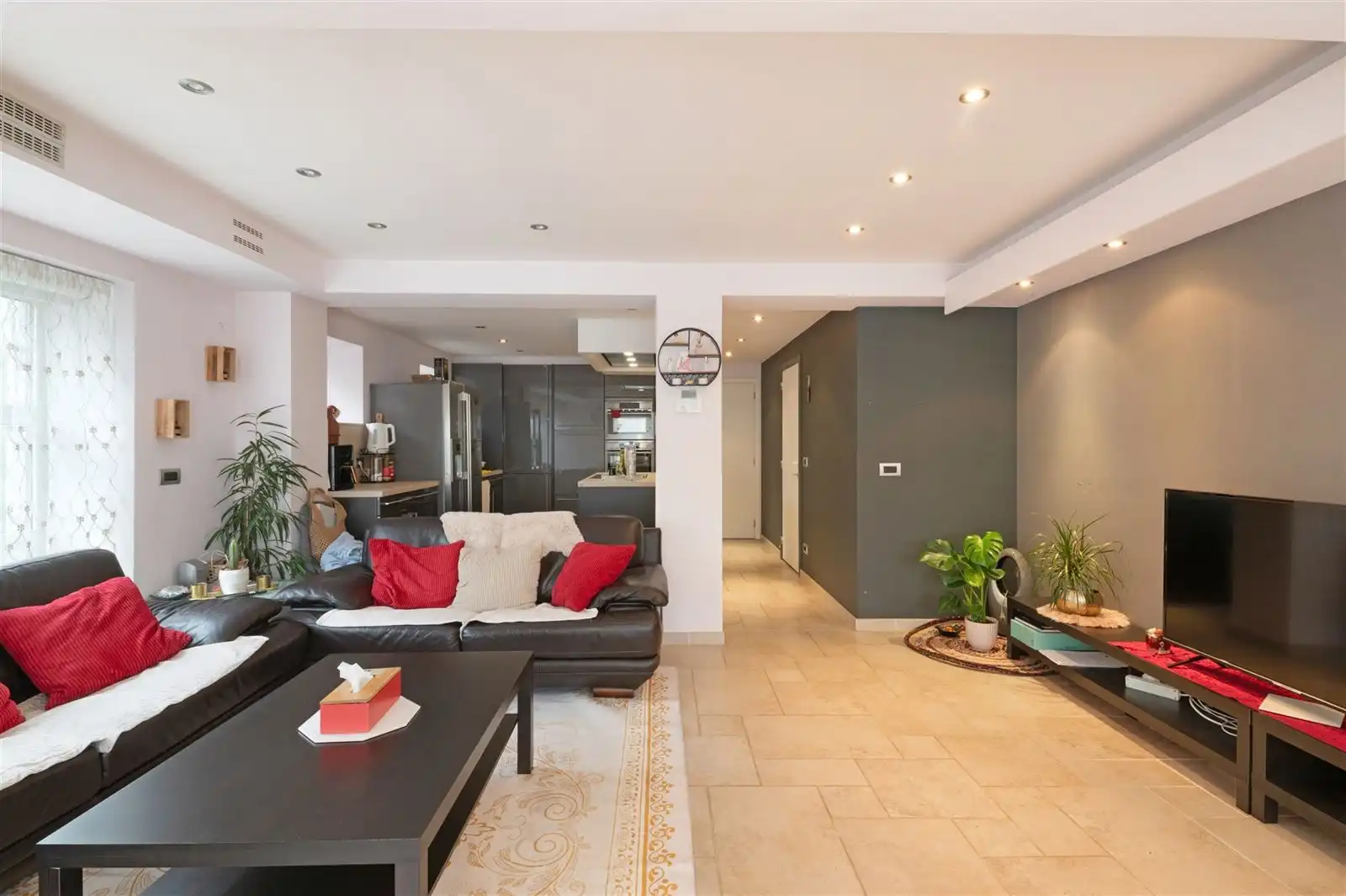 Ruime gerenoveerde gezinswoning zonder tuin foto {{pictureIndex}}