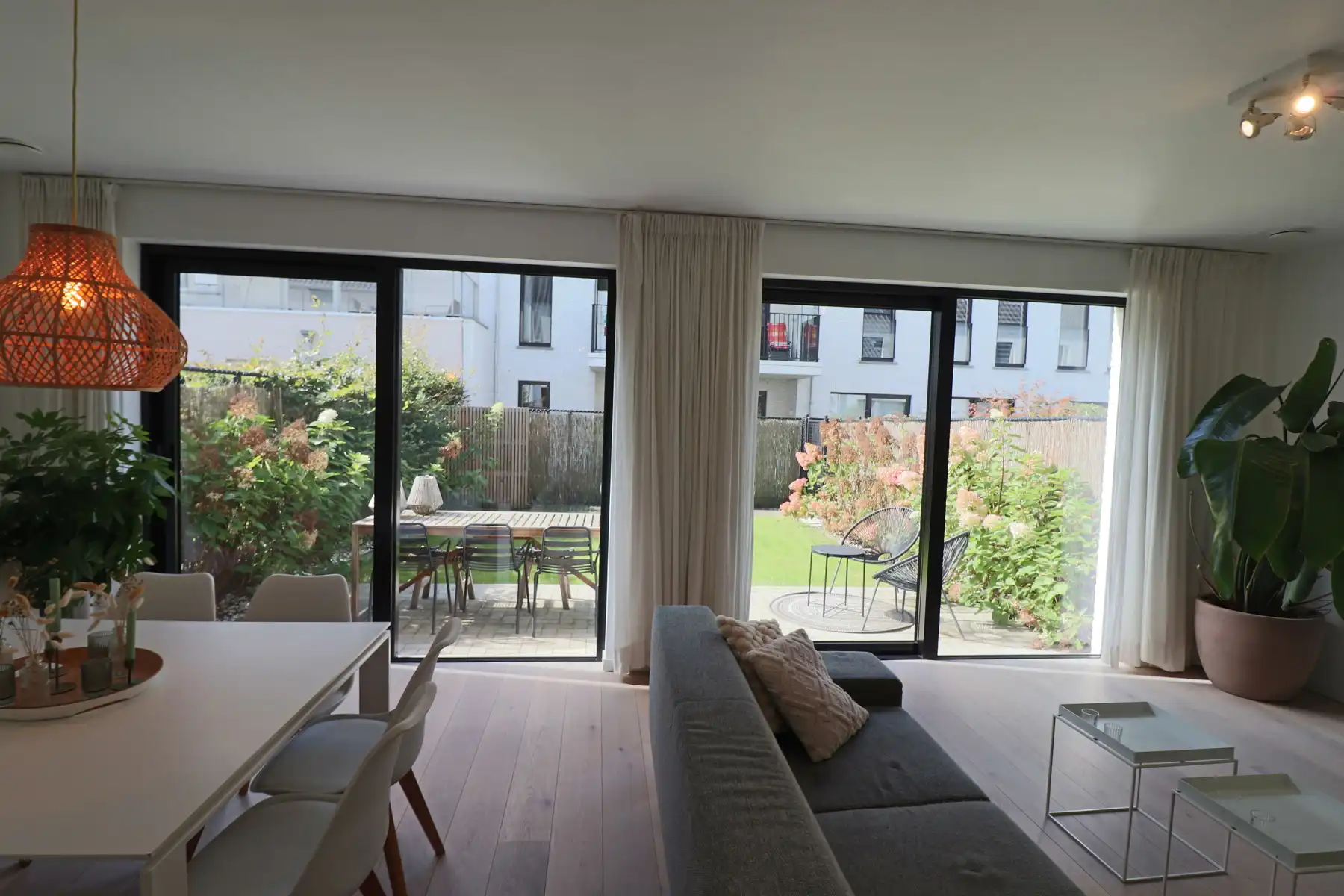 Charmante BEN-woning met 3 slaapkamers, zolder, terras met tuin en ondergrondse parking. foto 8