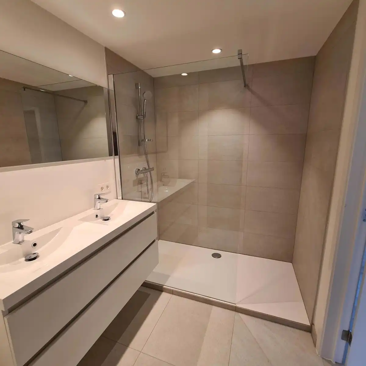 Instapklaar appartement met 2 slaapkamers ! foto 9