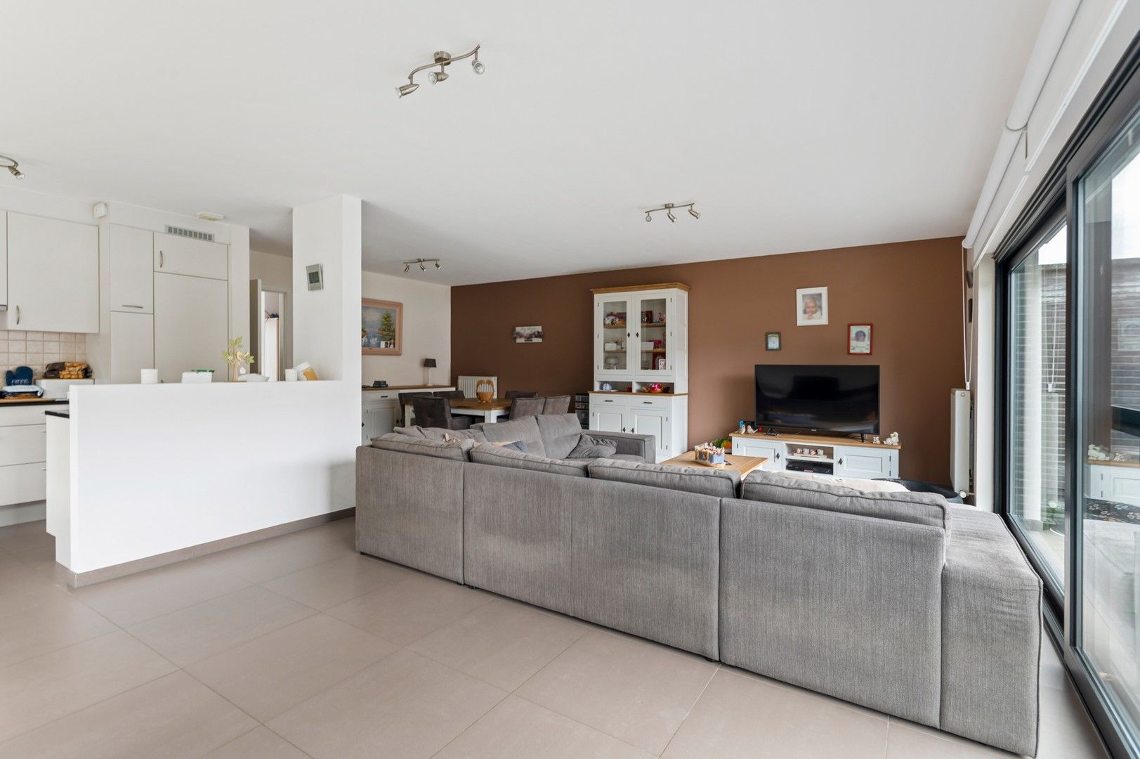 Instapklare halfopen woning met 4 slpk, tuin met zwembad foto 5