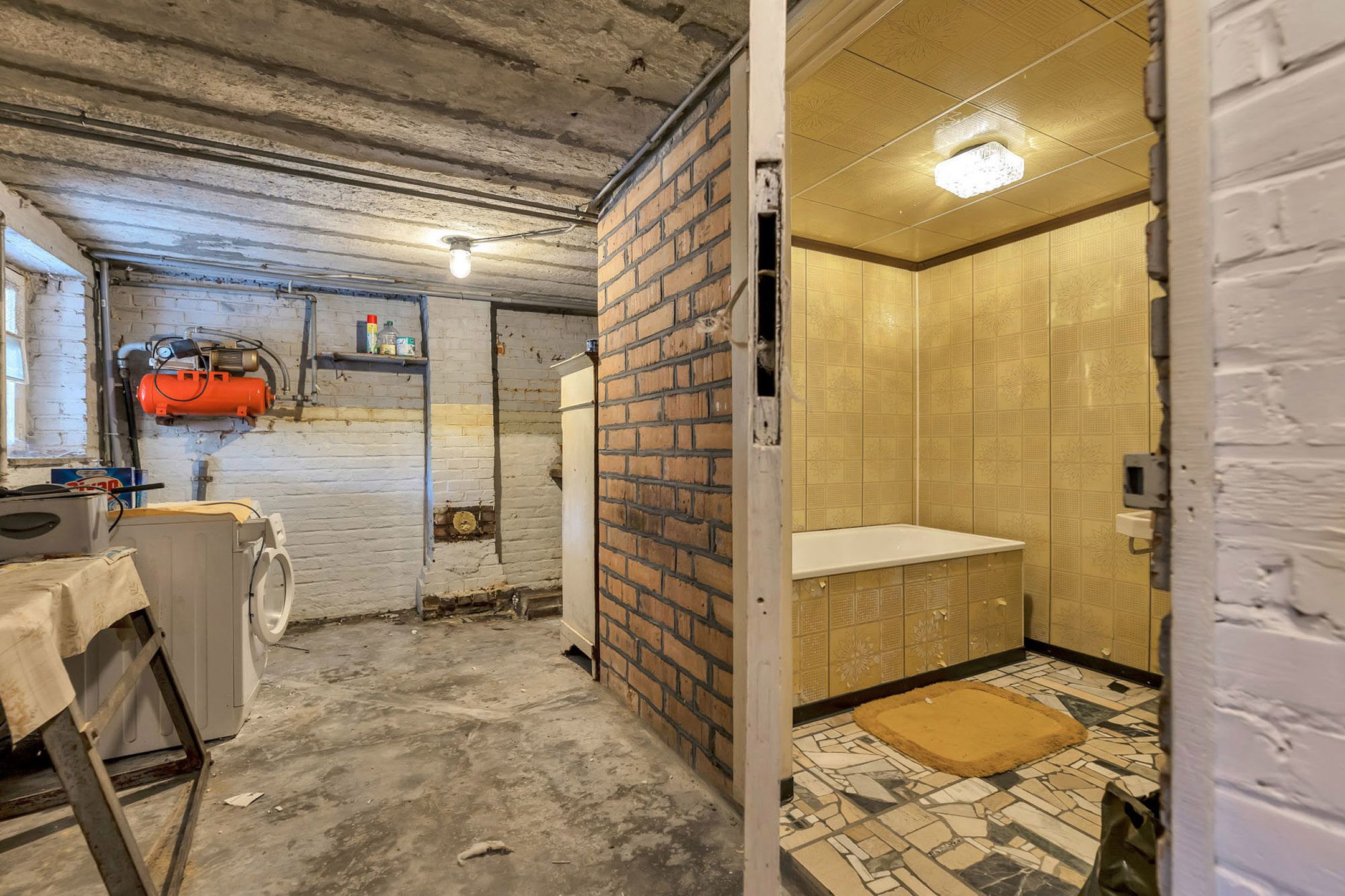 Te renoveren woning met garage en tuin foto 17