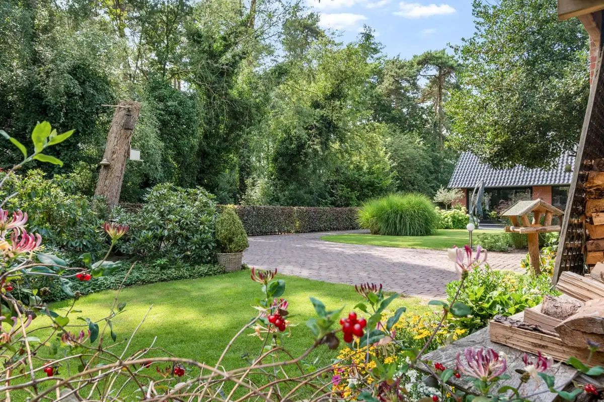 Ruime gezinswoning op 1135 m² met mogelijkheid tot 5 slaapkamers vlakbij het centrum van Zoersel. foto 24