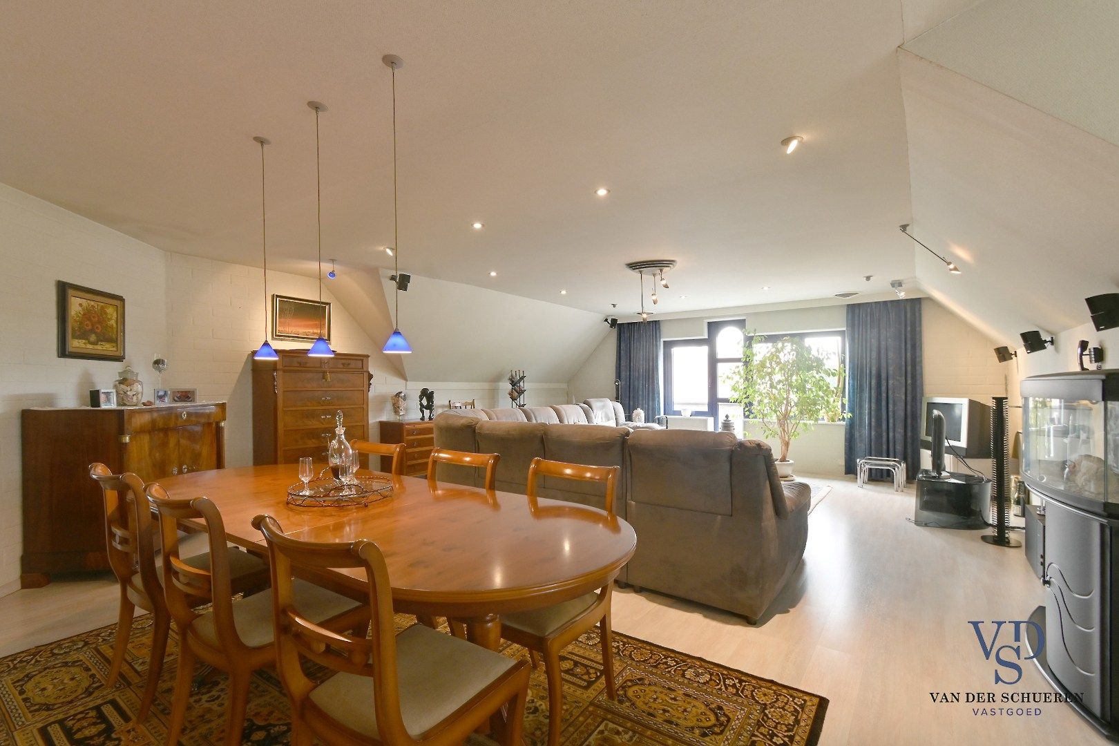 Ruim handelspand met penthouse in villastijl foto 24