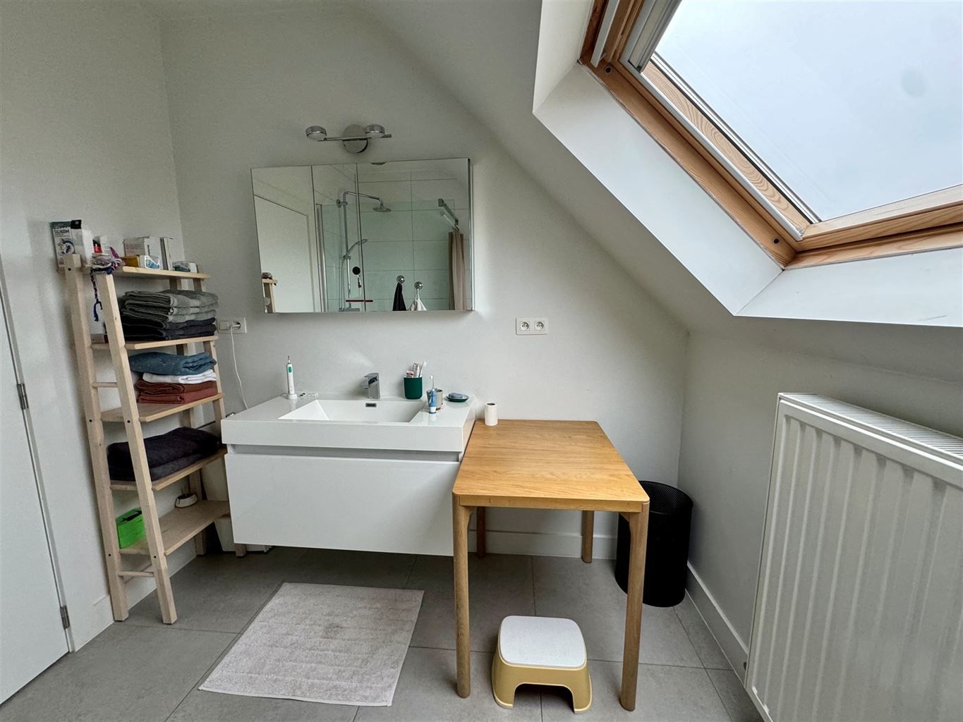 Prachtig duplex-appartement met 3 ruime slaapkamers, groot terras en aparte garage, rustig gelegen nabij het centrum van Maaseik. foto 16