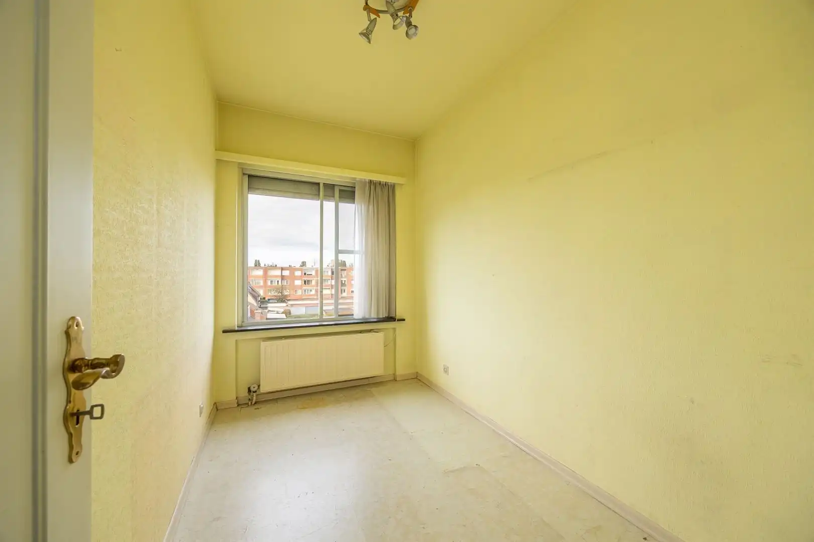 Op te frissen 3-slaapkamerappartement met lift en kelderberging  foto 13
