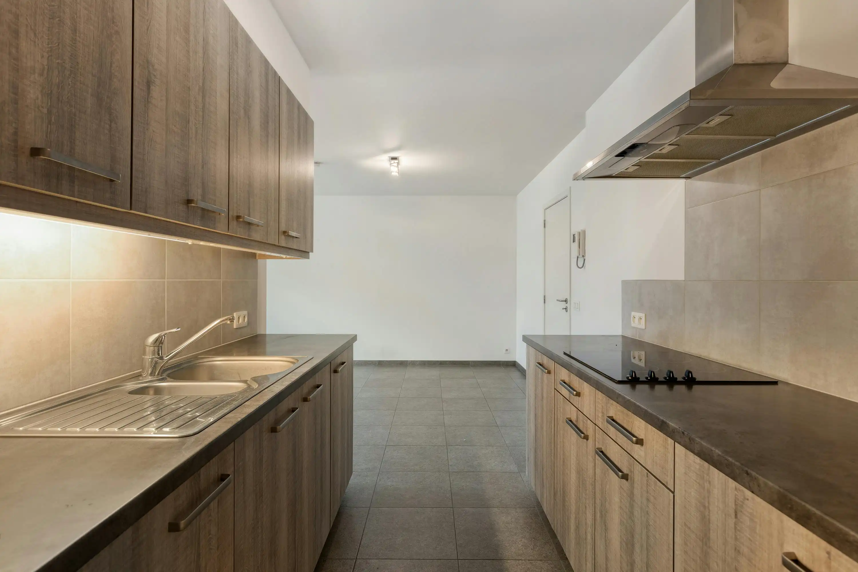 Instapklaar 1-slaapkamerappartement met garagebox in centrum Eeklo foto 7