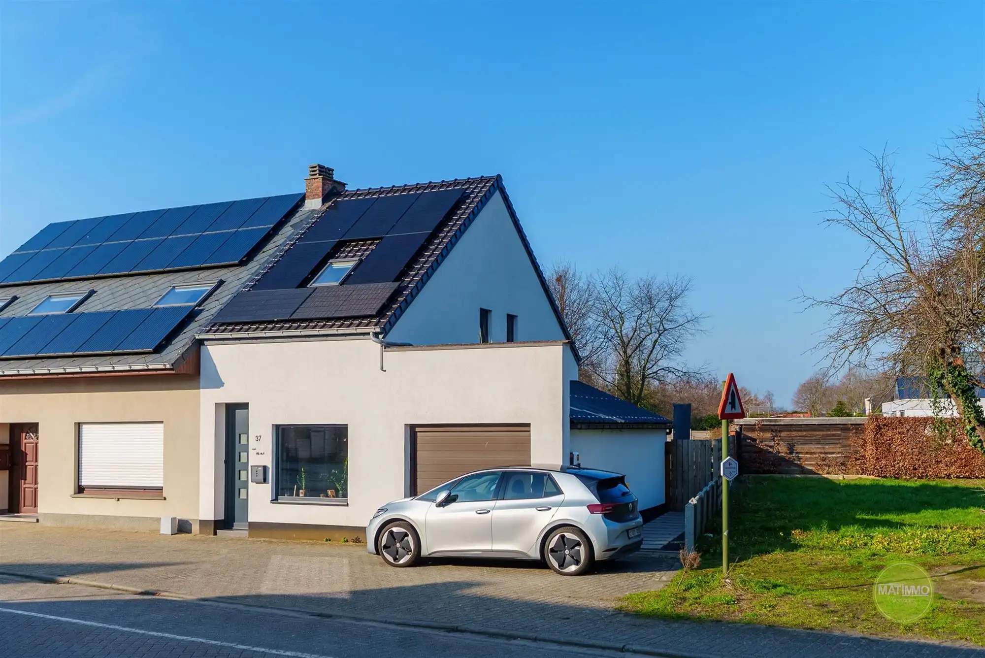 Gerenoveerde, energiezuinige halfopen woning te Meerhout foto {{pictureIndex}}