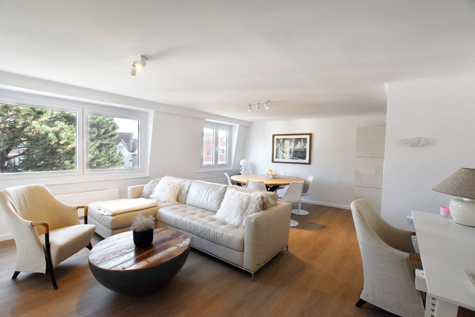 Mooi gemeubeld appartement rustig gelegen, doch centraal foto {{pictureIndex}}