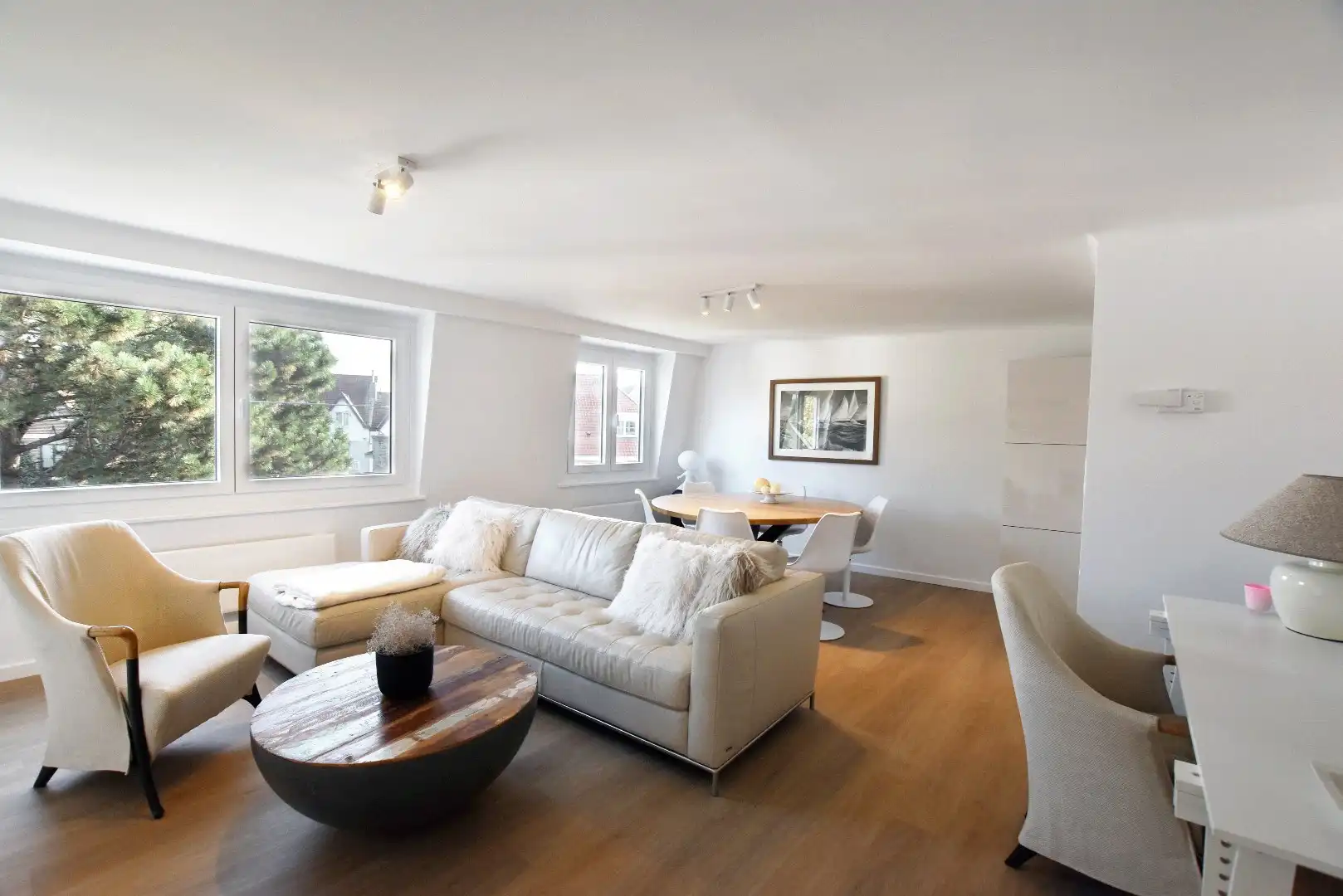 Mooi gemeubeld appartement rustig gelegen, doch centraal foto {{pictureIndex}}