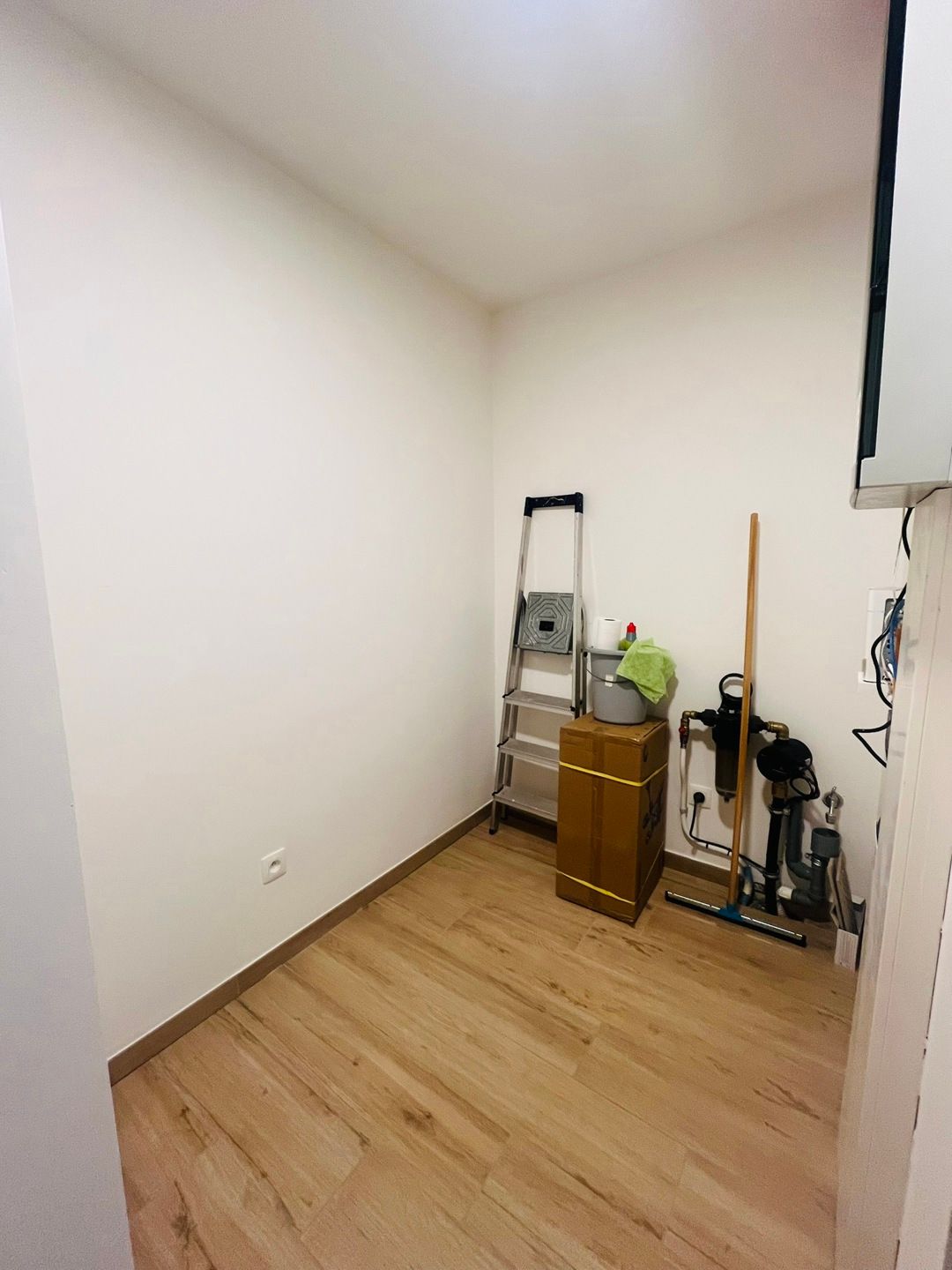 GELIJKVLOERS APPARTEMENT OP WANDELAFSTAND VAN HET STATION. foto 11