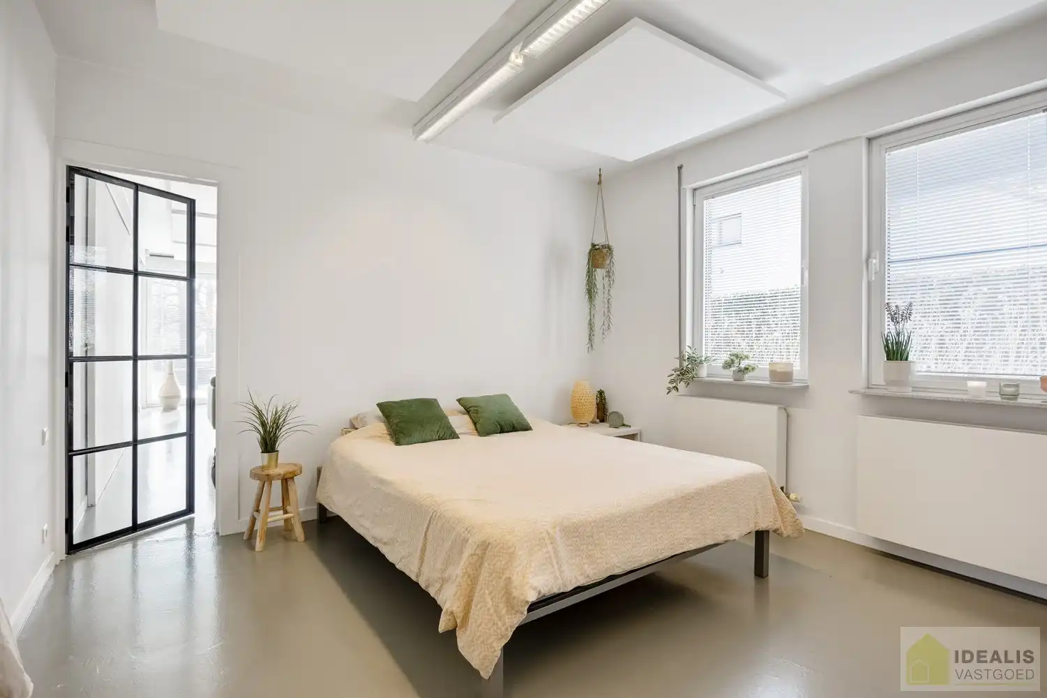 STATIG, STRAK EN UITERST RUIM COMPLEX MET HOOGSTAANDE AFWERKING EN OOG VOOR DETAIL. MOMENTEEL VOORZIEN VAN 3 SLAAPKAMERS, RIANTE LEEFRUIMTES ÉN UNIEKE LANDSCAPE KANTOORRUIMTES OP RESIDENTIËLE DOCH GUNSTIGE LOCATIE!! Dit exclusieve complex omvat maar liefst +-400m² netto bewoonbare oppervlakte! Kenmerkend aan dit statige pand is de unieke voorgevel die bezet is met keramische kunst van Pieter Stockmans. Gelegen op een residentiële locatie in een rustige woonstraat doch op enkele minuten van het centrum van Genk! foto 27