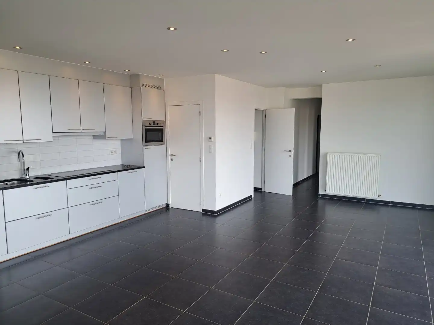 Centraal gelegen ruim  appartement TE HUUR op JAARBASIS foto 2